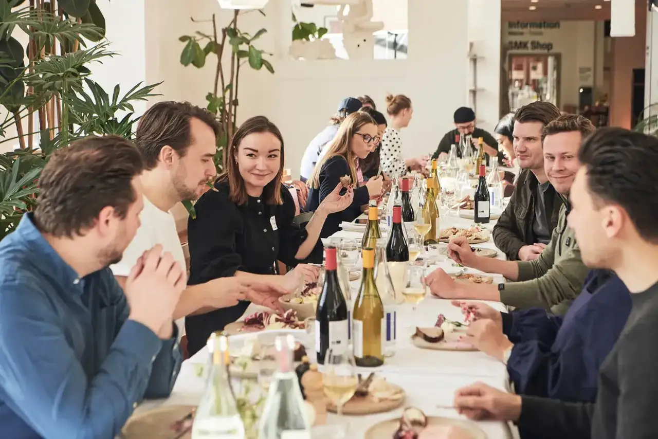 Team arbeitet Businessplan Gastronomie