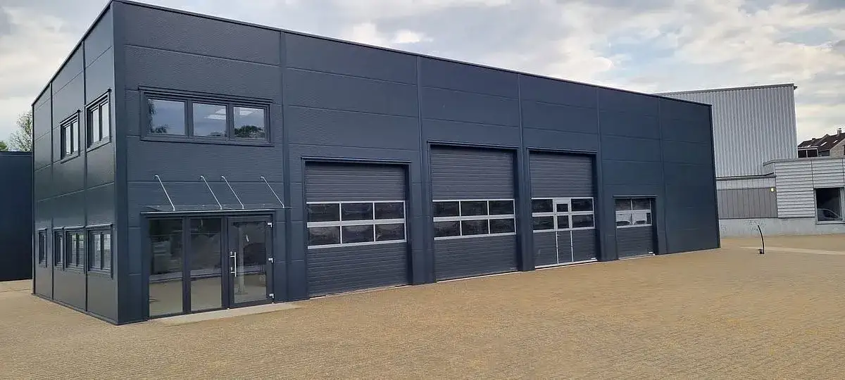 nowoczesny warsztat samochodowy z zewnątrz