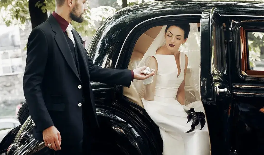 Kierowca w samochodzie retro na weselu