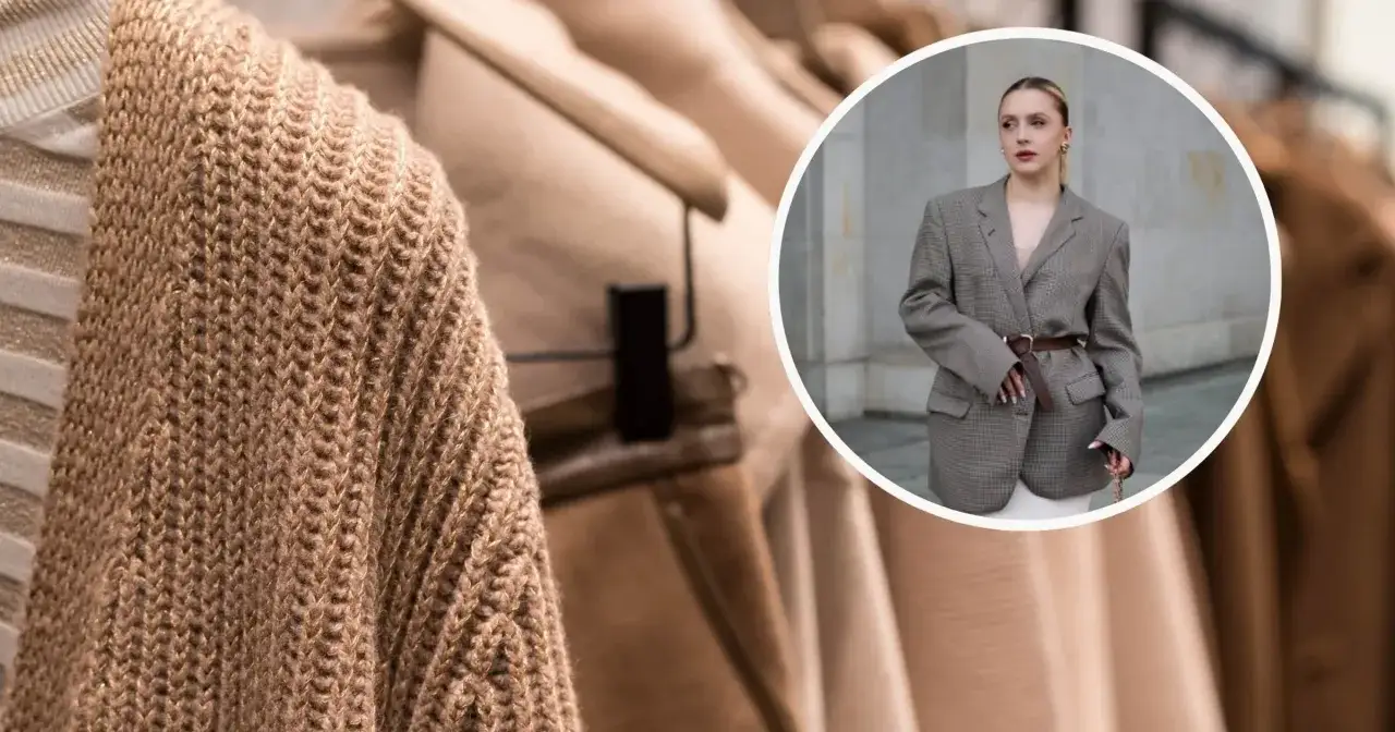 Brązowy sweter z metaliczną nitką, idealny na jesienne stylizacje. W tle elegancka kobieta w marynarce. Dobry skład swetra to podstawa.