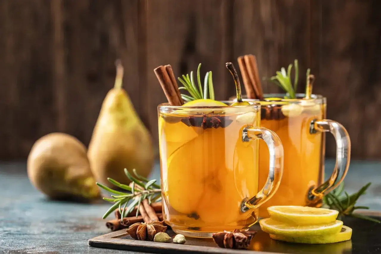 Rozgrzewające drinki na ciepło z gruszką, cynamonem i anyżem. Idealne na chłodne dni.