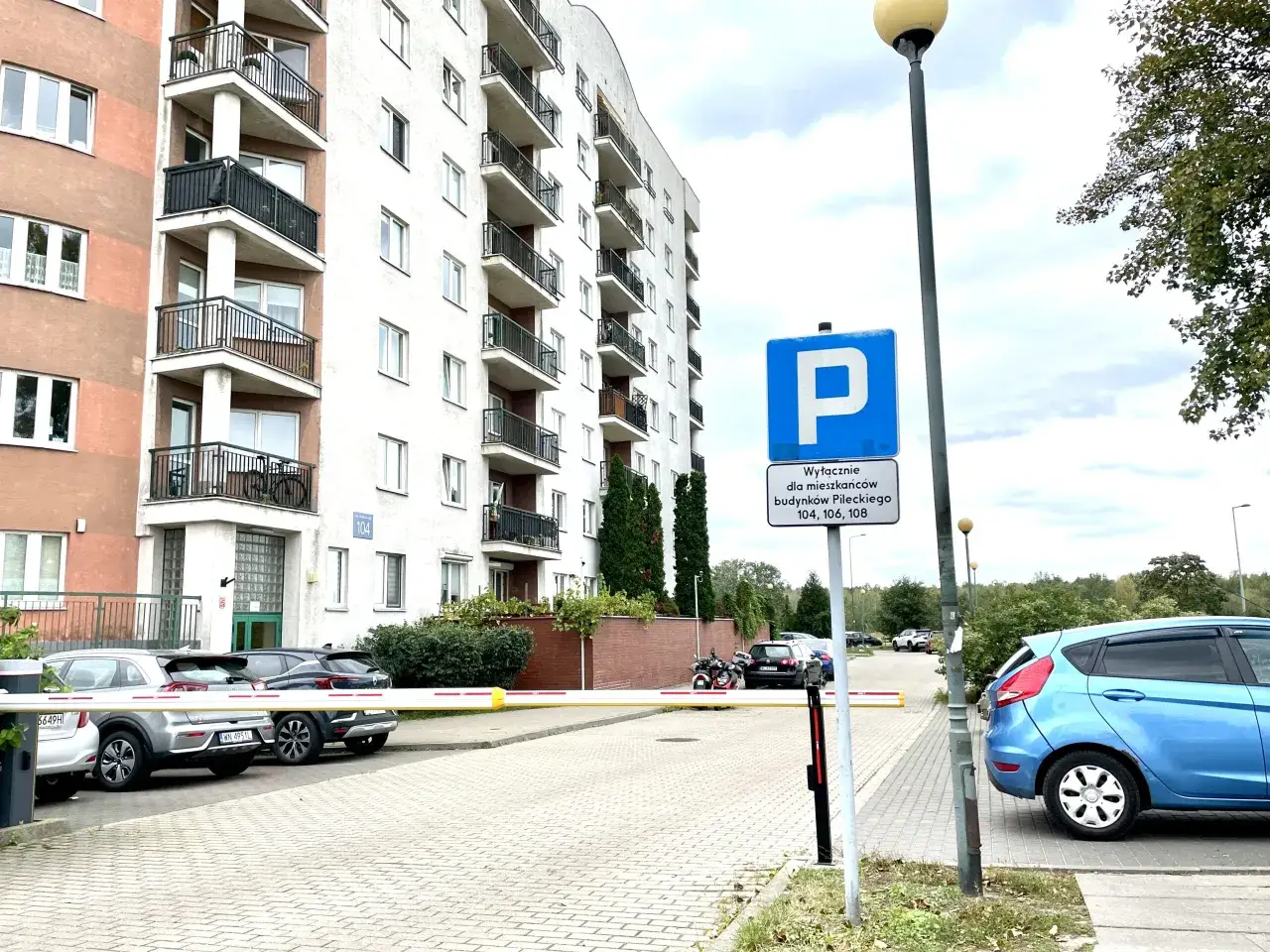 Znak informuje o podziale miejsca parkingowego we wspólnocie mieszkaniowej. Dostępne dla mieszkańców budynków Pileckiego 104, 106, 108.