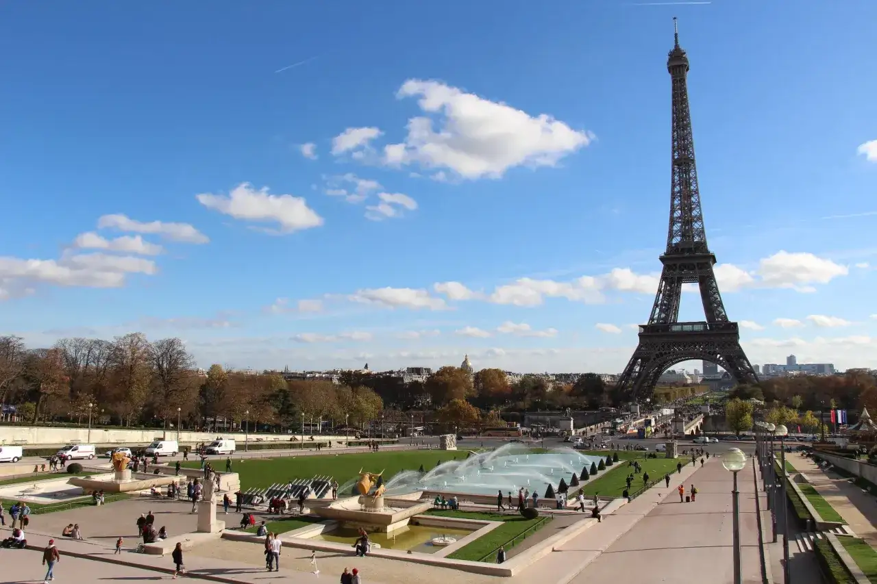 Widok na Wieżę Eiffla i fontanny na Polach Marsowych. W tle widać budynki 16 dzielnicy Paryża.