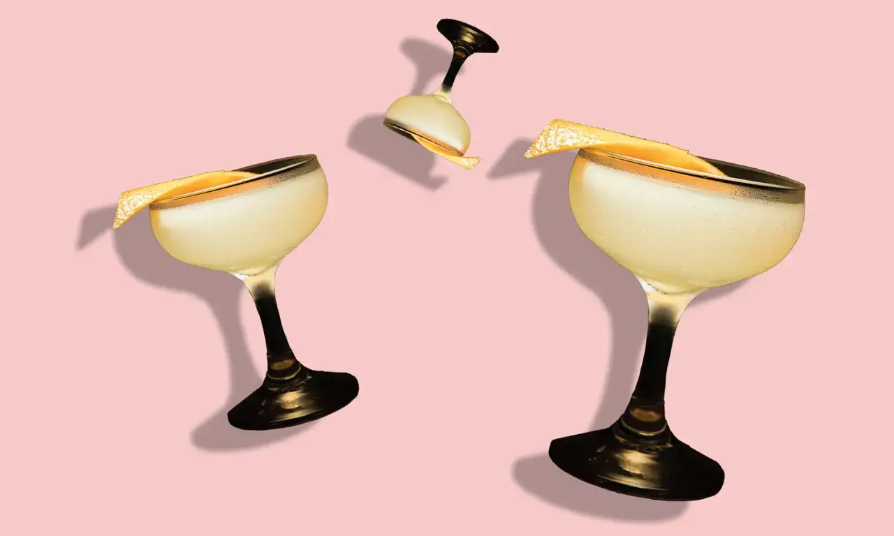 Przepis na drink London Calling: trzy kieliszki z orzeźwiającym koktajlem i plasterkiem pomarańczy na różowym tle.