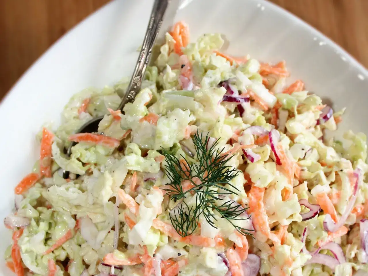 różne sosy do surówki z kapusty pekińskiej