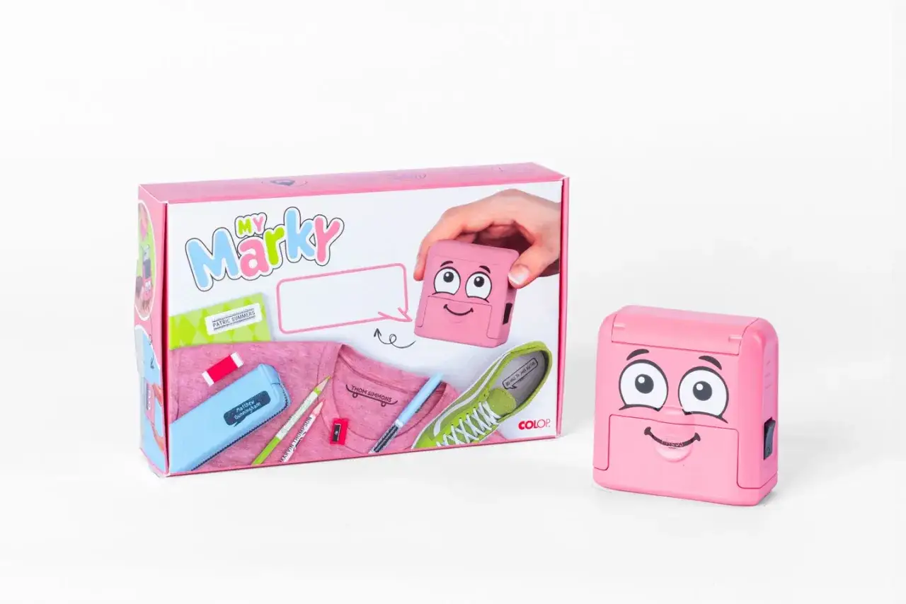 Zestaw My Marky ułatwia podpisanie ubrań do przedszkola. Różowy stempel z zabawną buźką i akcesoria.