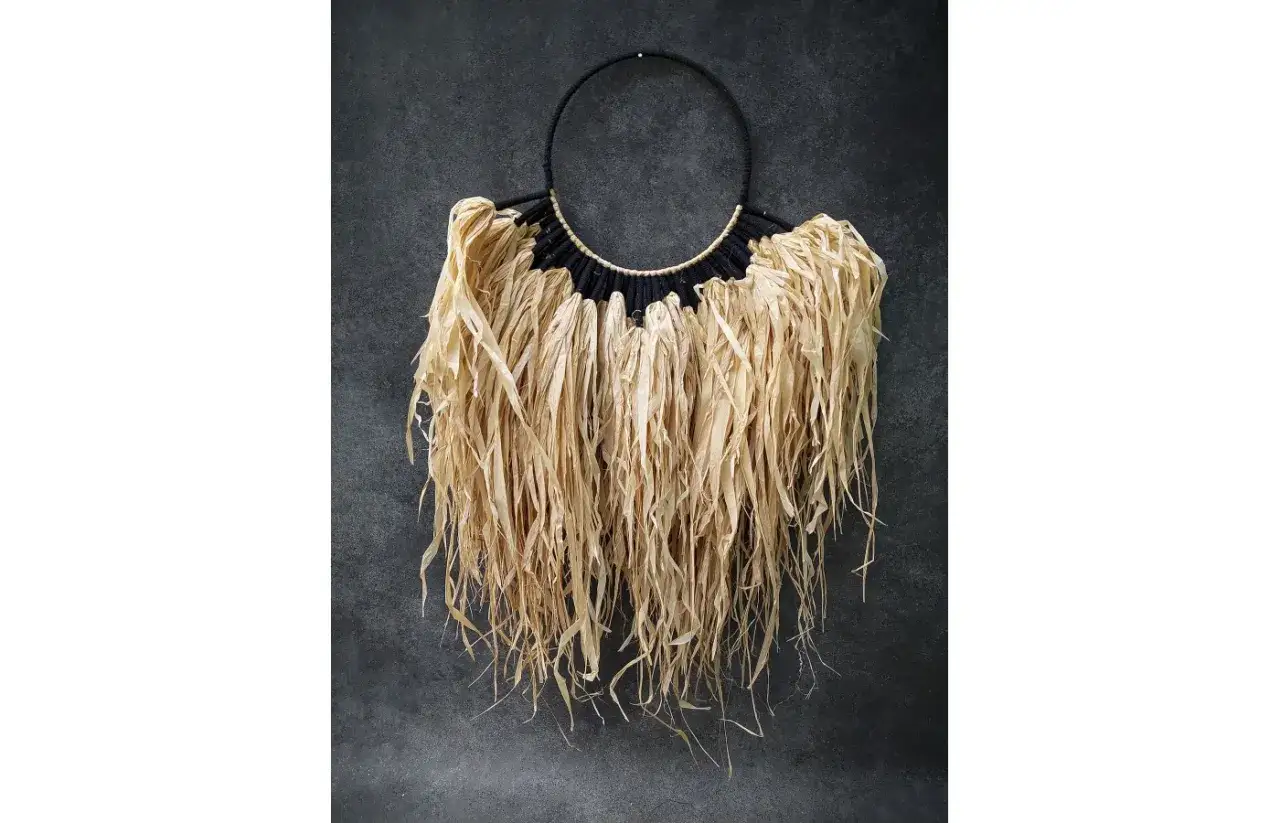 Dekoracyjna rafia, gdzie kupić? Wisiorek z naturalnych wł&oacute;kien, ozdoba ścienna w stylu boho.