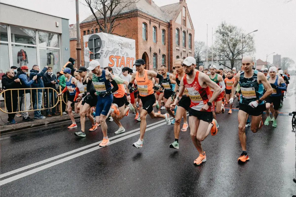 Zdjęcie Ile biegnie się maraton? Odkryj tajemnice dystansu 42.195 km
