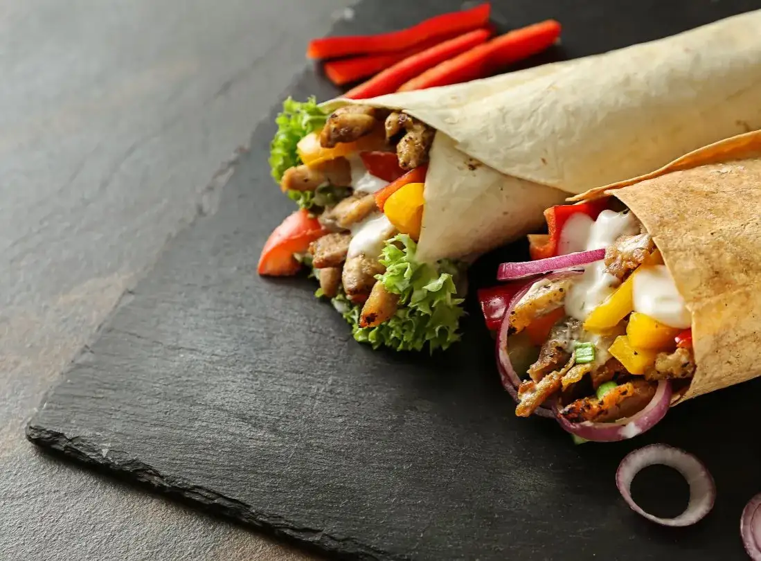 r&oacute;żne rodzaje kebab&oacute;w bułka tortilla talerz