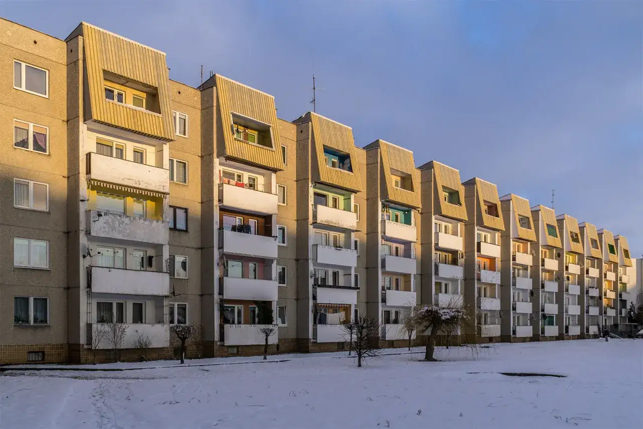 Długi szereg bloków z lat 70. w zimowej scenerii. Czy bloki z lat 70. wytrzymają kolejne 50 lat? Ekspertyzy wskazują, że tak.