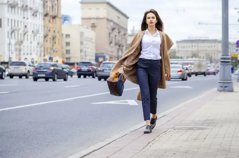 Stylizacje z granatowymi spodniami i r&oacute;żnymi kolorami bluzek