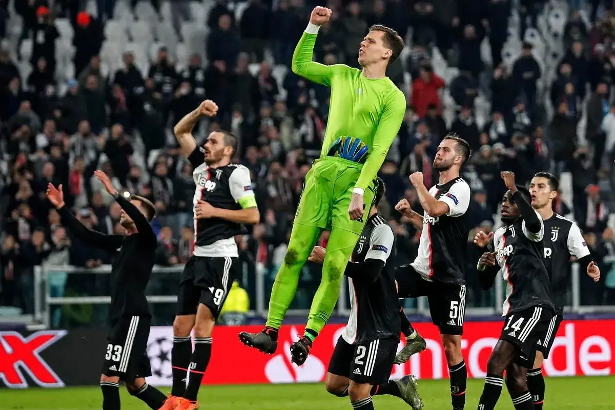 Piłkarze Juventusu świętują. Bramkarz w skoku, inni z podniesionymi pięściami. Choć Juventus nie wygrał Ligi Mistrzów tyle razy, ile by chcieli, radość jest widoczna.