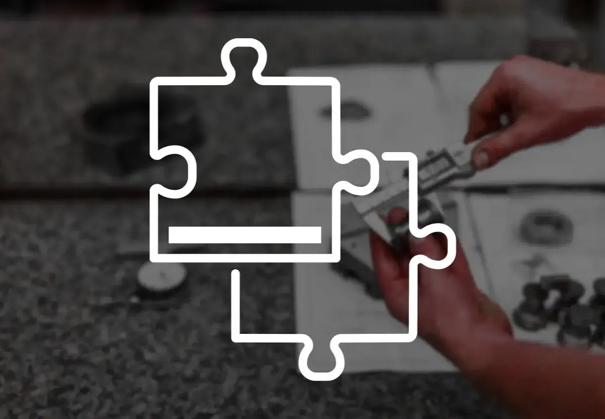 Dwa elementy układanki symbolizują proces APQP, gdzie precyzja pomiar&oacute;w jest kluczowa.