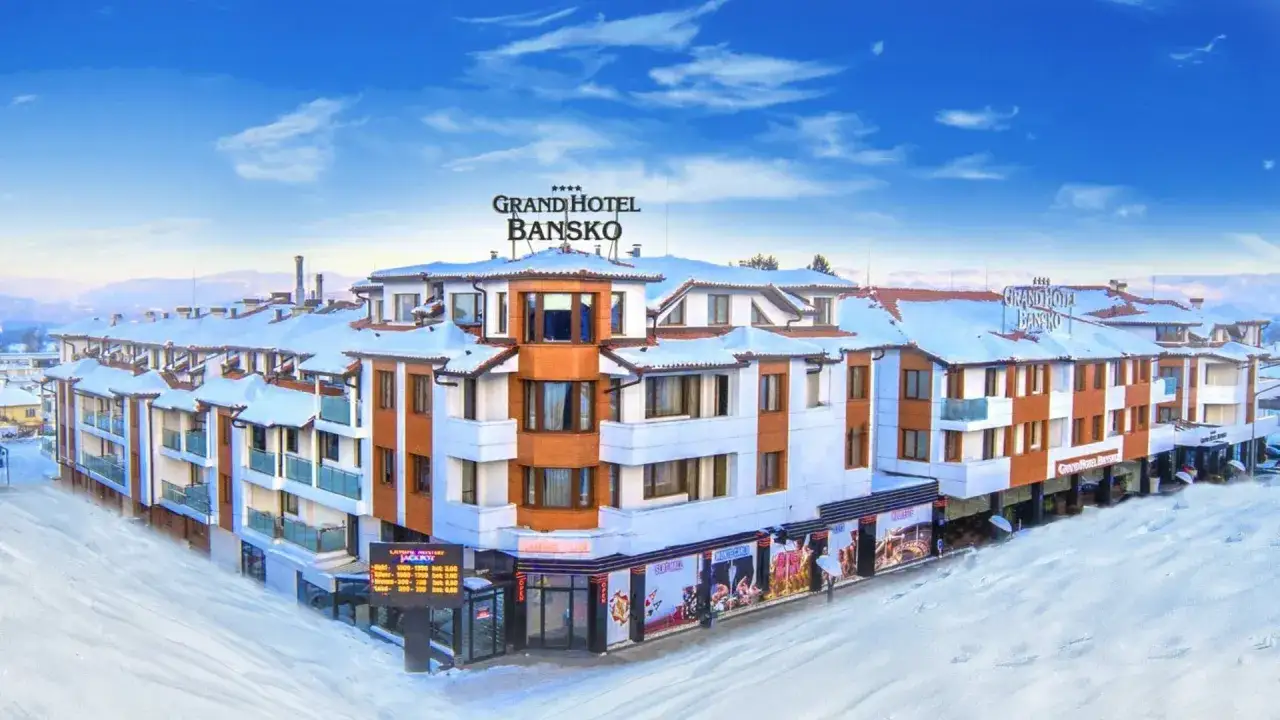 Grand Hotel Bansko, jeden z polecanych hoteli w Bułgarii, zimą otoczony śniegiem.