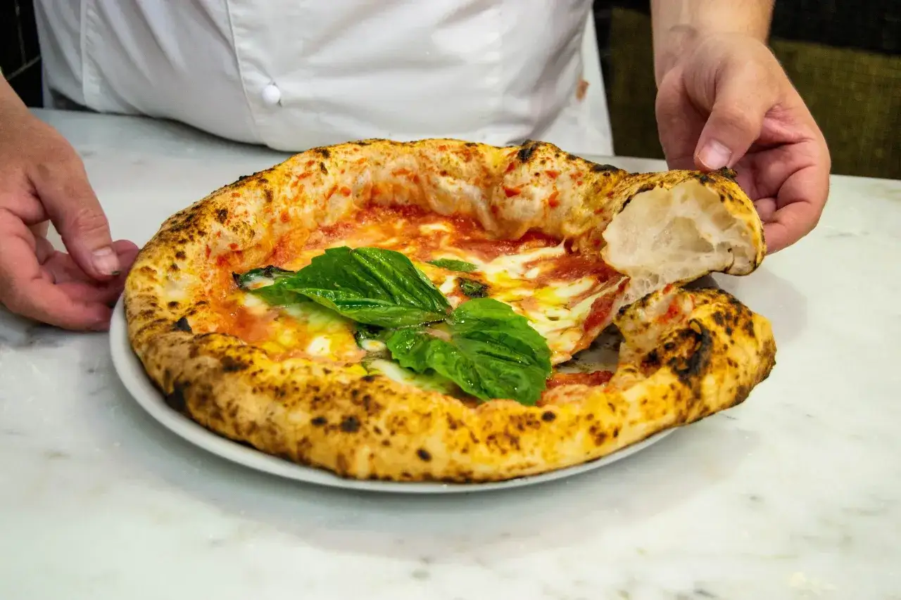 Pizza napoletana contemporanea cornicione a canotto