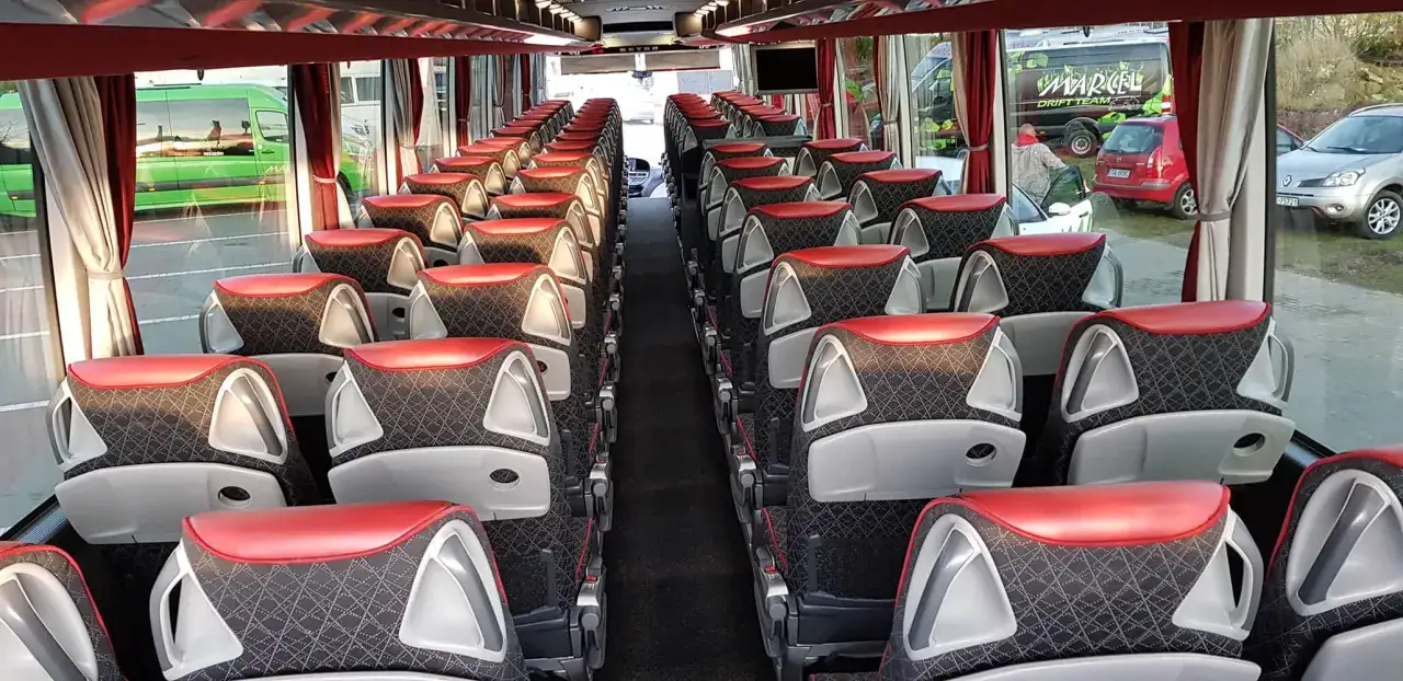 Wnętrze busa Marcel udogodnienia