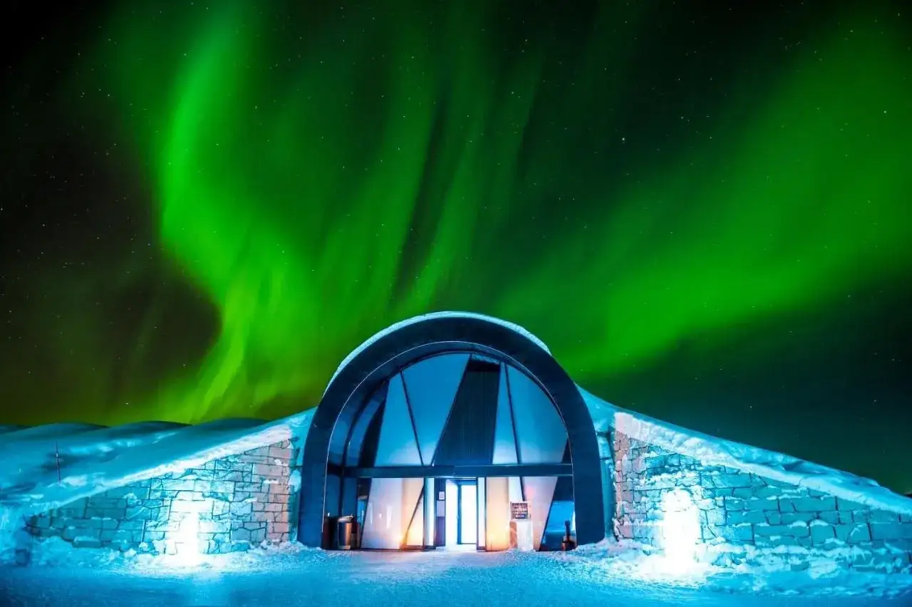 Aurora Borealis nad lodowym hotelem w Szwecji. Jedno z najpiękniejszych miejsc na świecie.