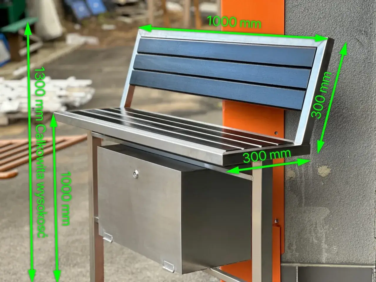 Nowa ławka na cmentarz, wymiary: 1000 mm szerokości, 1300 mm wysokości, 300 mm głębokości siedziska. Posiada schowek.