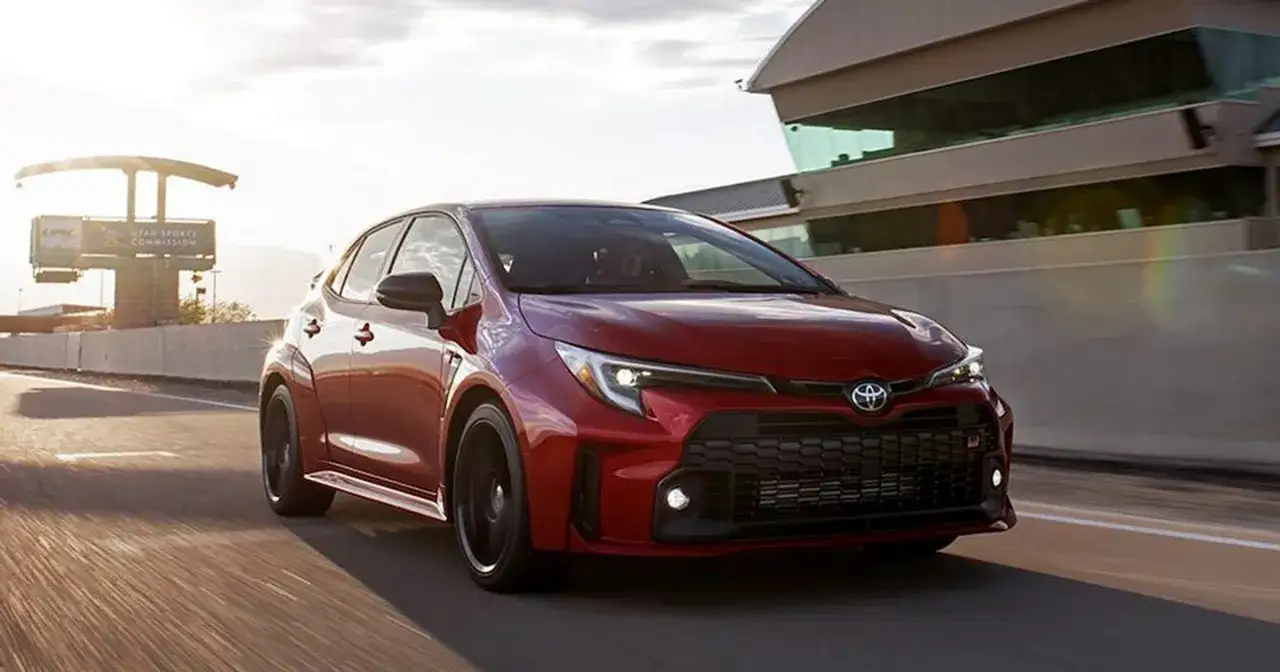 Czerwona Toyota Corolla GR pędzi po torze wyścigowym, zostawiając za sobą rozmyte tło.