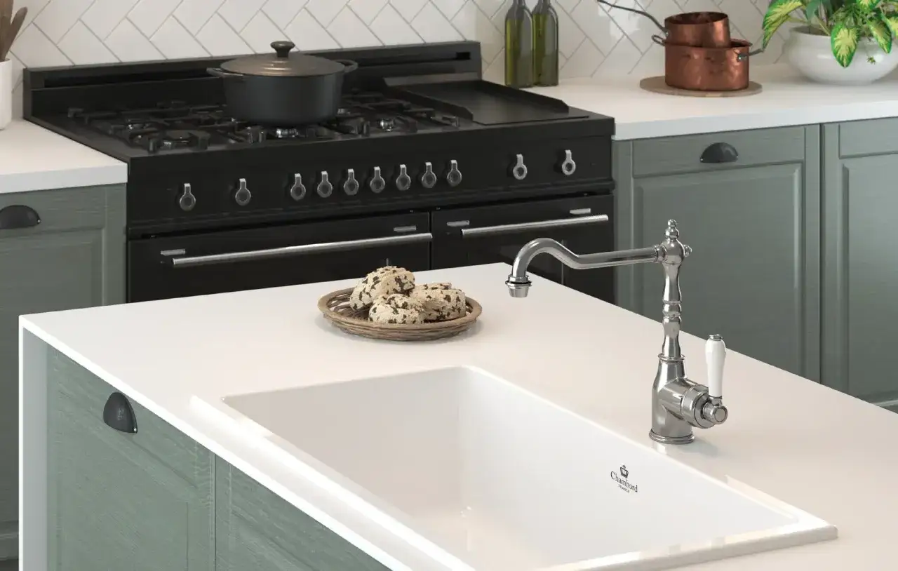 Klasyczna kuchnia ze zlewem ceramicznym