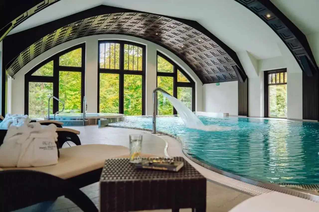 Relaks w basenie z wodospadem. Idealne miejsce na wypoczynek w hotelu dla dorosłych w Polsce.