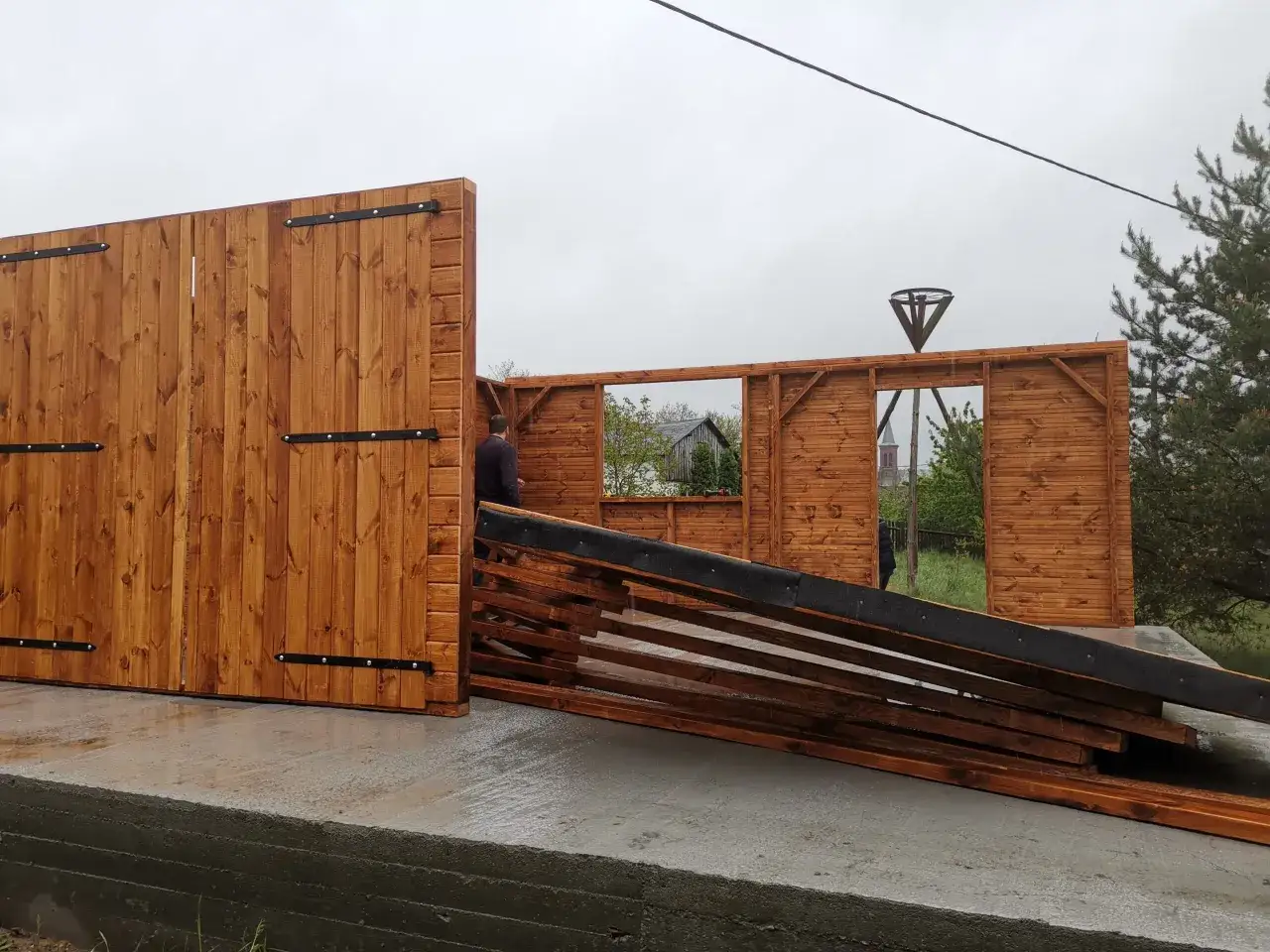 Drewniana wiata w budowie. Zastanawiasz się, czy potrzebne pozwolenie na budowę czy zgłoszenie?