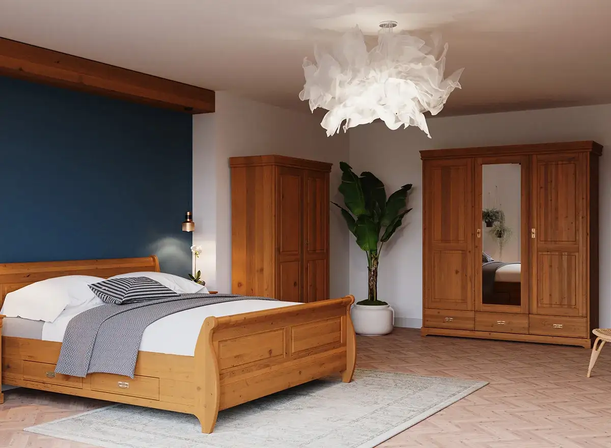 Sypialnia z łóżkiem i szafami z litego drewna sosnowego. Bielenie drewna sosnowego nadaje meblom lekkości i podkreśla naturalne piękno słojów.