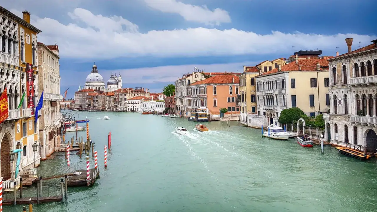 Weneckie kanały tętnią życiem, łodzie suną po wodzie, a zabytkowe budynki tworzą malowniczy krajobraz. Czy Wenecja jest bezpieczna? Tak, to miasto pełne uroku i historii.
