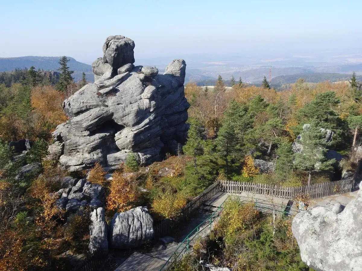 G&oacute;ry Stołowe: zobacz skalne miasto, ścieżki wśr&oacute;d drzew i malownicze formacje skalne.
