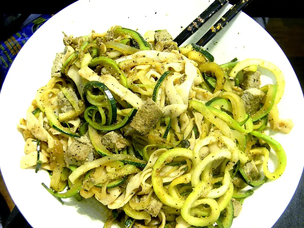 domowy makaron z cukinii, zoodles, domowy makaron migdałowy