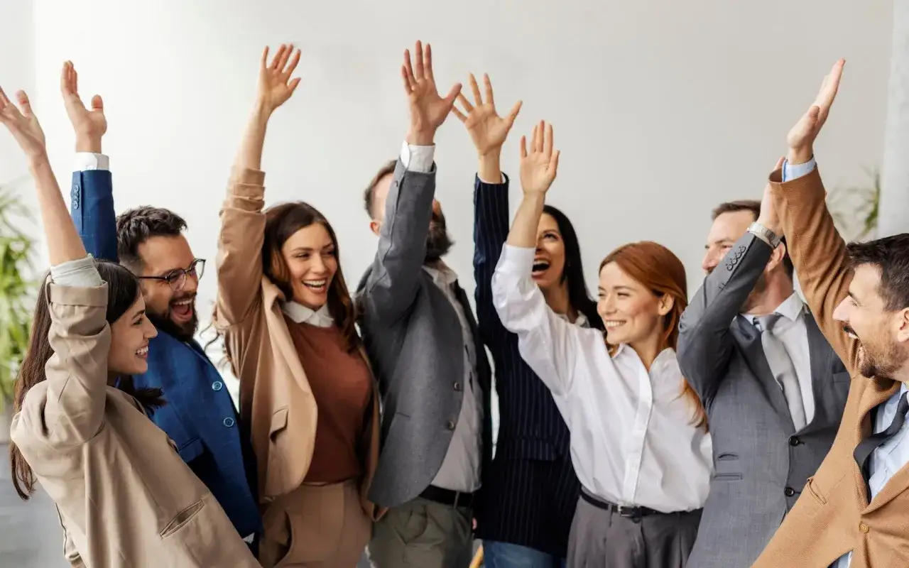 Zespół świętuje sukces! Tak wygląda staż, gdy praca przynosi radość i satysfakcję.