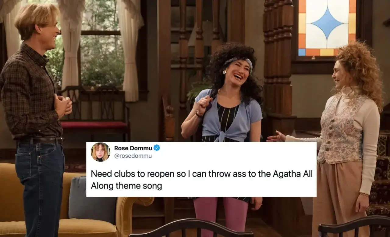 Trzy postacie w salonie, jedna śmieje się głośno. To zawsze Agatha, która wesoło spogląda na pozostałe dwie.