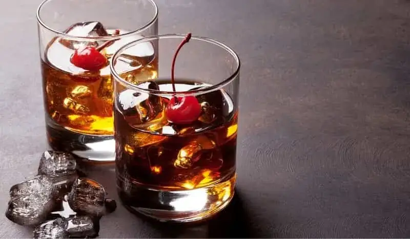 Różne drinki z whiskey na stole