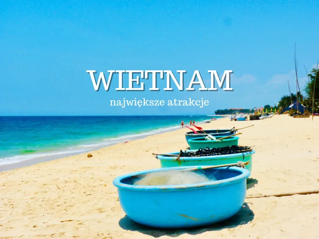 Niebieskie łodzie na piaszczystej plaży Wietnamu. Zastanawiasz się, ile kosztuje wycieczka do Wietnamu?
