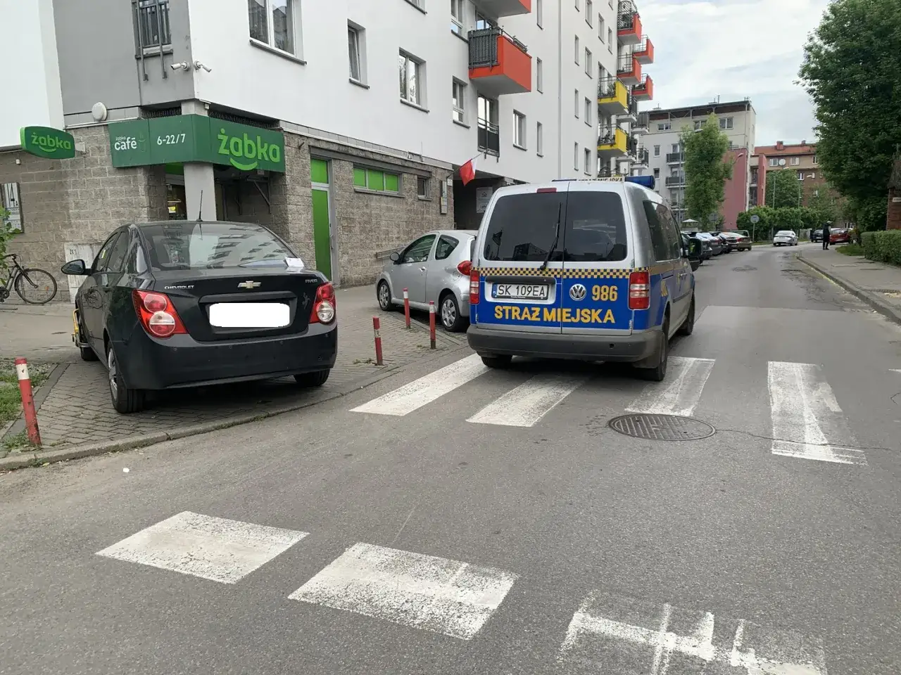 Samochód Straży Miejskiej stoi na pasach. Czy straż miejska może interweniować na terenie wspólnoty mieszkaniowej?