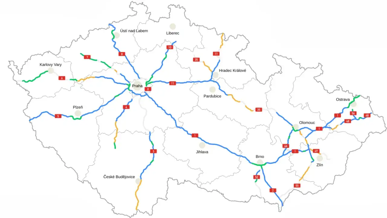 Mapa Czech z zaznaczonymi autostradami i drogami ekspresowymi. Kolory wskazują różne rodzaje dróg, a czerwone prostokąty z numerami oznaczają numery tras, które mogą być związane z opłatami za autostrady w Czechach.