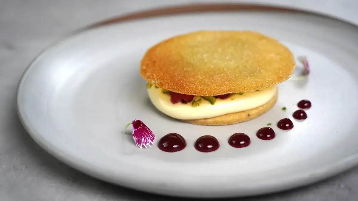 Techniques de dressage dessert, assiette élégante, chef pâtissier