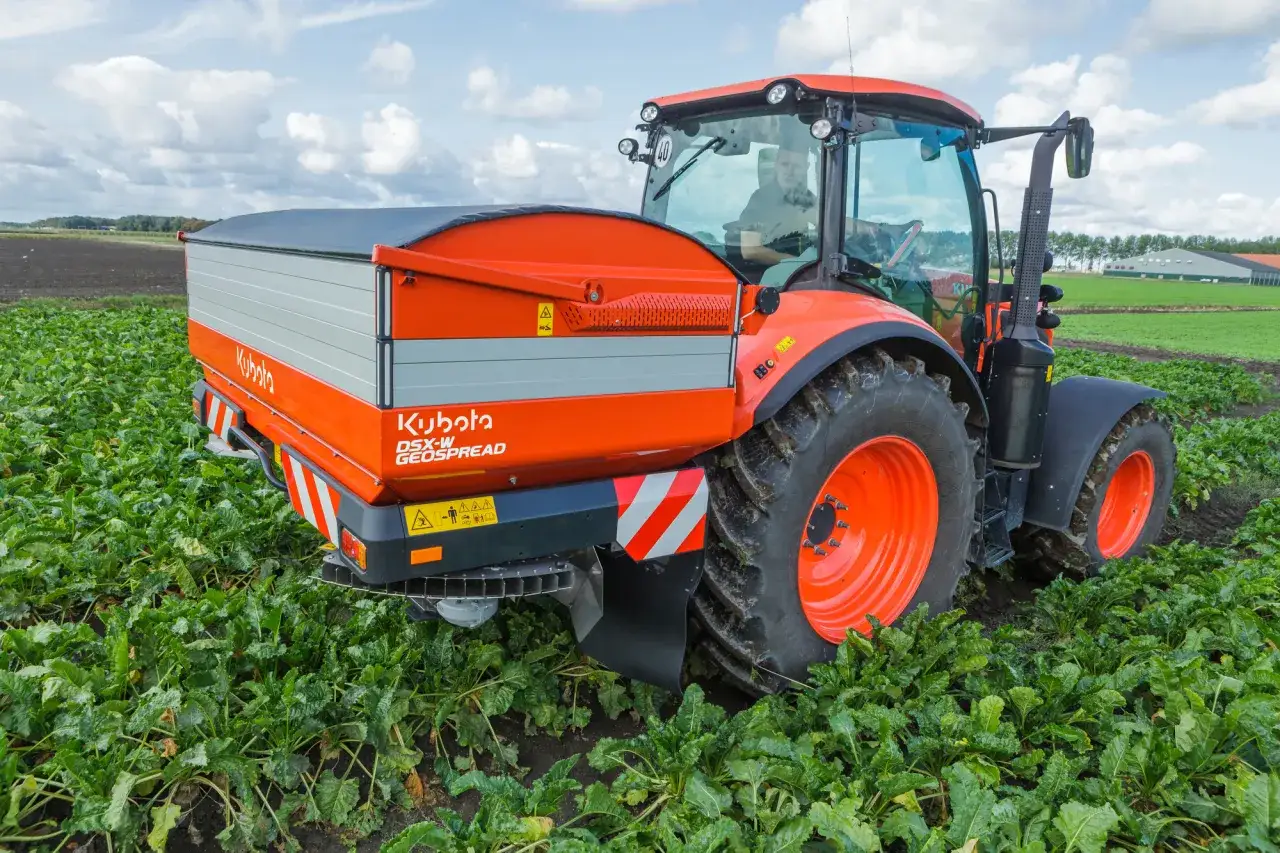 r&oacute;żne typy rozsiewaczy nawoz&oacute;w w akcji