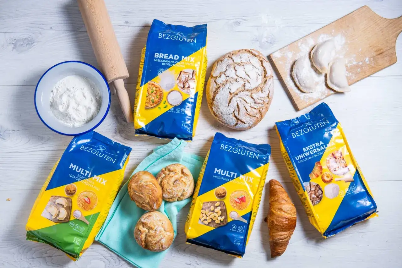 Mieszanka bezglutenowa przepis na pyszne wypieki. Na stole mąka, chleb, bułeczki, croissant i pierogi.