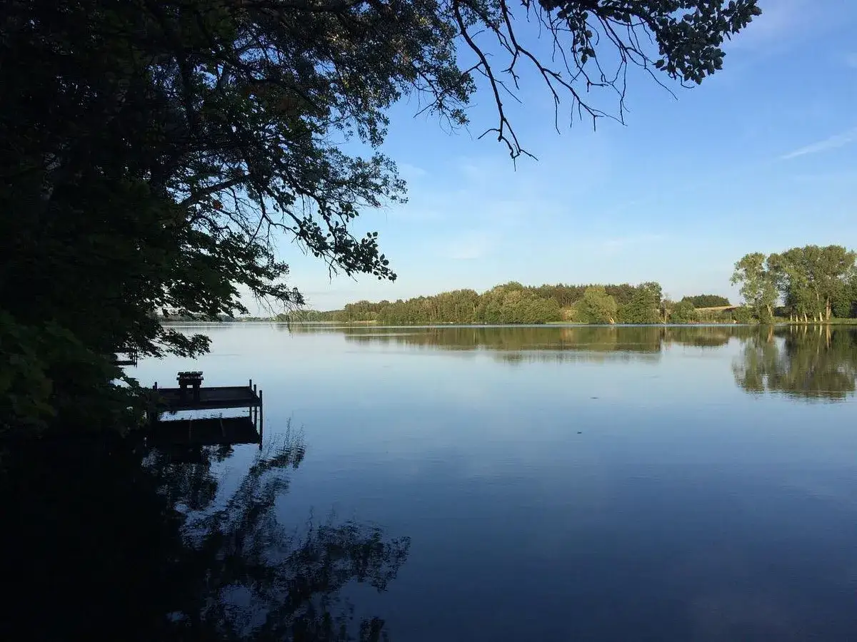 Zdjęcie Jezioro Lusowskie - piękne miejsce na wypoczynek i rekreację