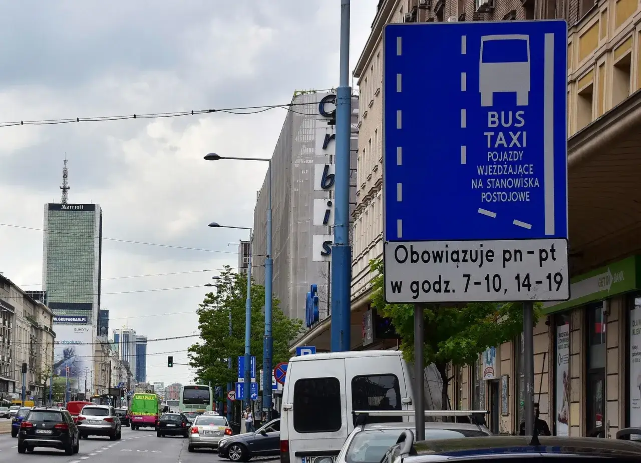 Znak informuje, kto może jeździć buspasem: pojazdy wjeżdżające na stanowiska postojowe. Obowiązuje pn-pt w godz. 7-10, 14-19.