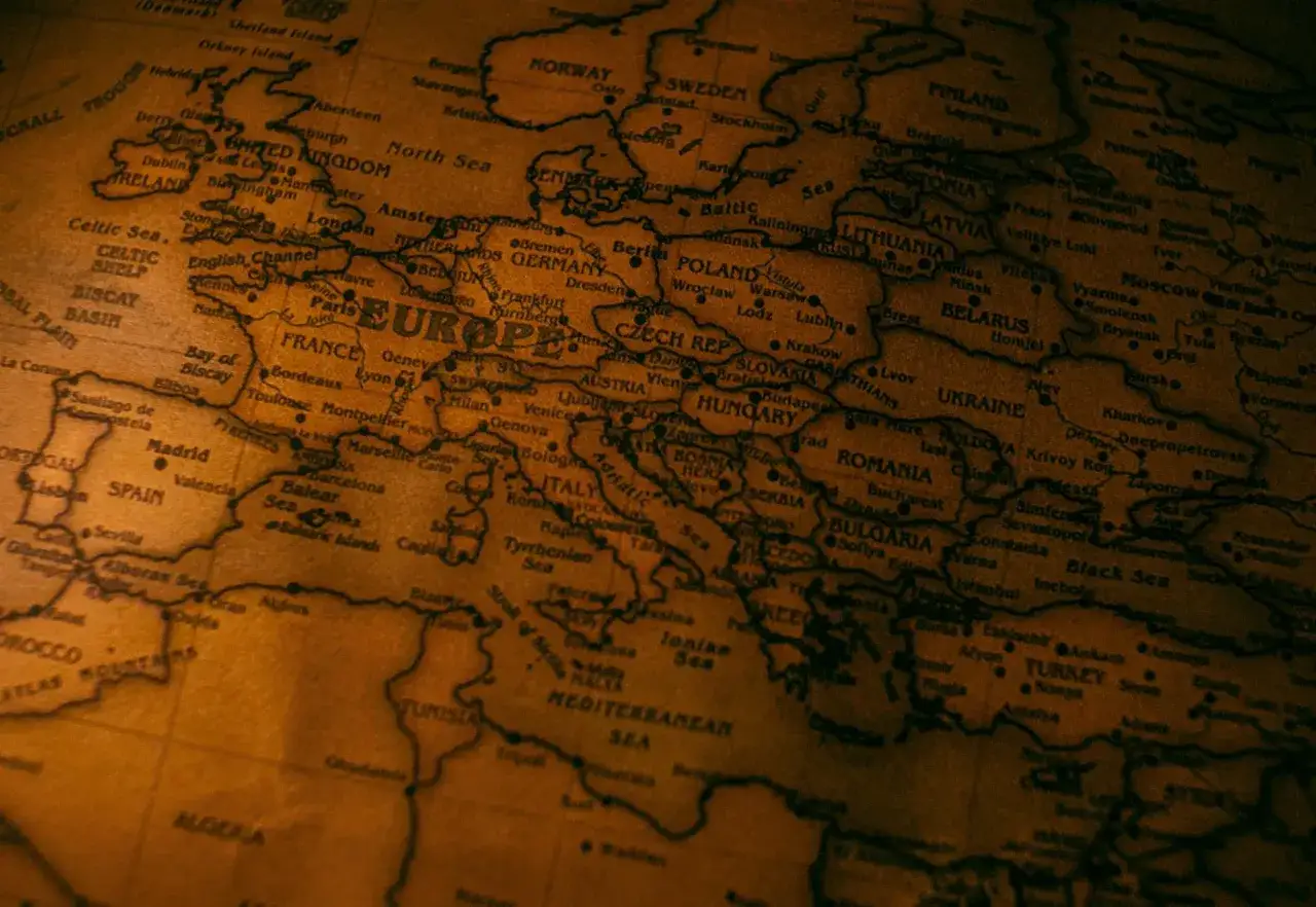 Mapa Europy z zaznaczoną Polską, przypominająca o trudnych czasach II rozbioru Polski.