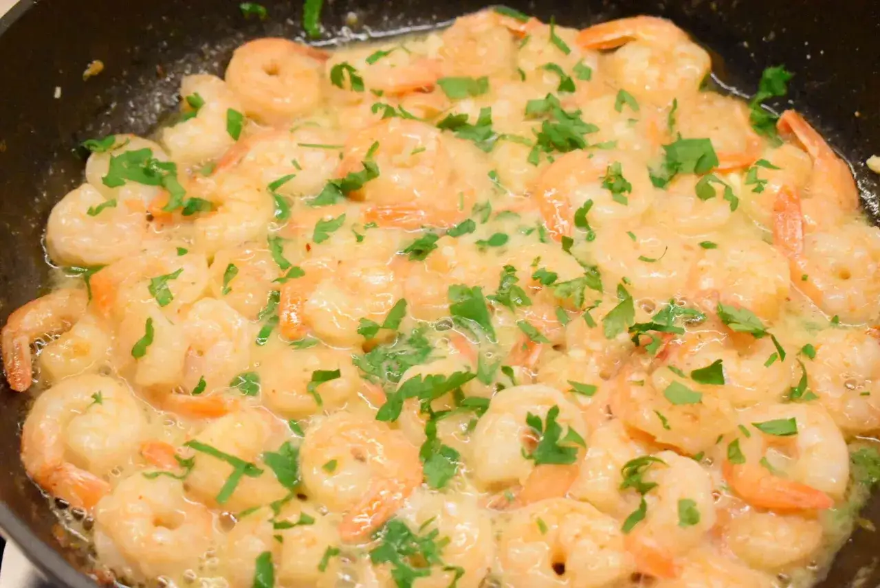 Gotowane krewetki w sosie czosnkowym z natką pietruszki, idealne do szybkiego obiadu. Prosty przepis na krewetki gotowane.
