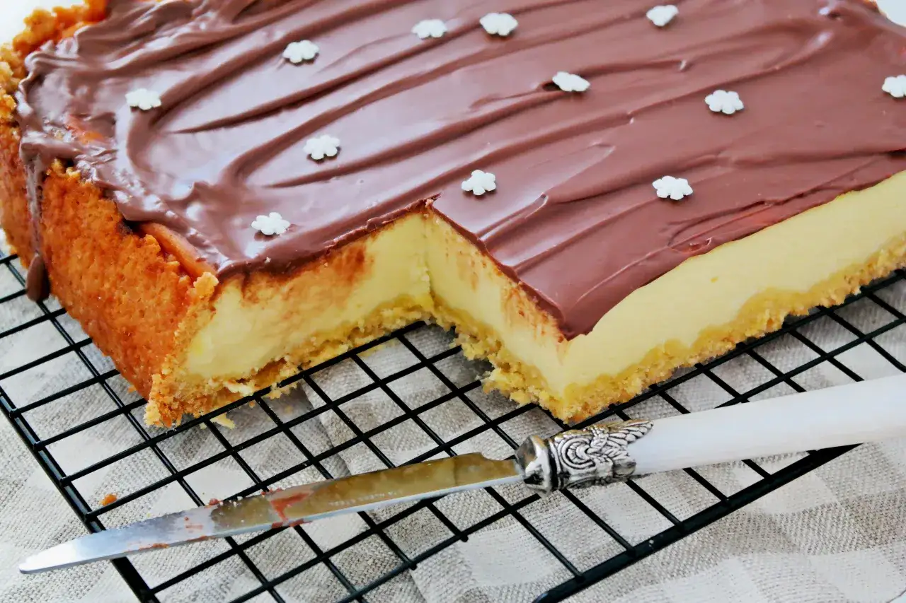 Sernik z polewą czekoladową na kruchym spodzie. Idealny przepis na to, jak zrobić dobre kruche ciasto pod sernik.