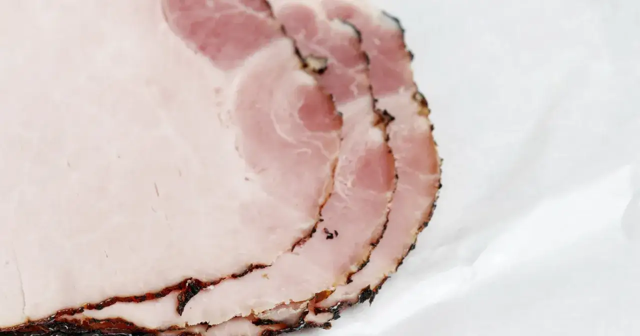 Plastry wędliny z widocznym zielonkawym połyskiem. Czy można ją bezpiecznie zjeść? To zależy od przyczyny połysku.