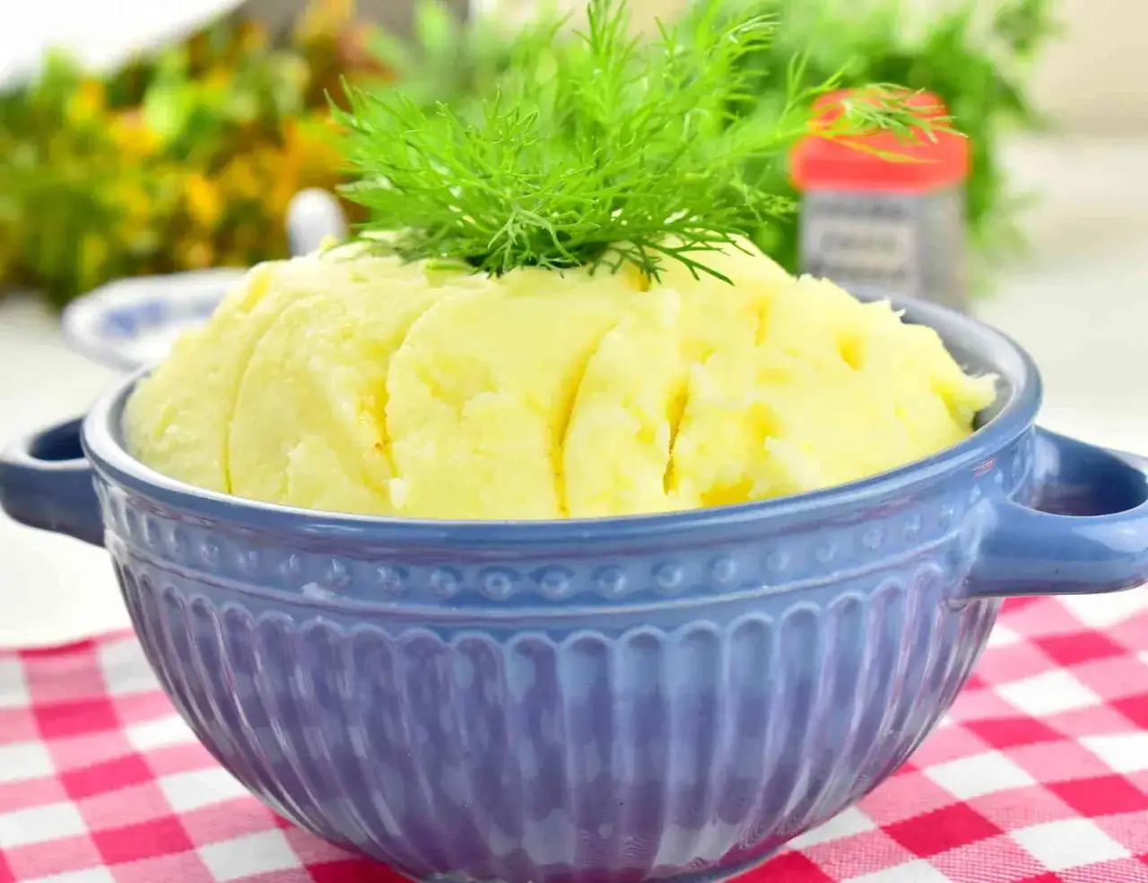 Puszyste puree ziemniaczane bez mleka, udekorowane świeżym koperkiem. Idealne do obiadu!