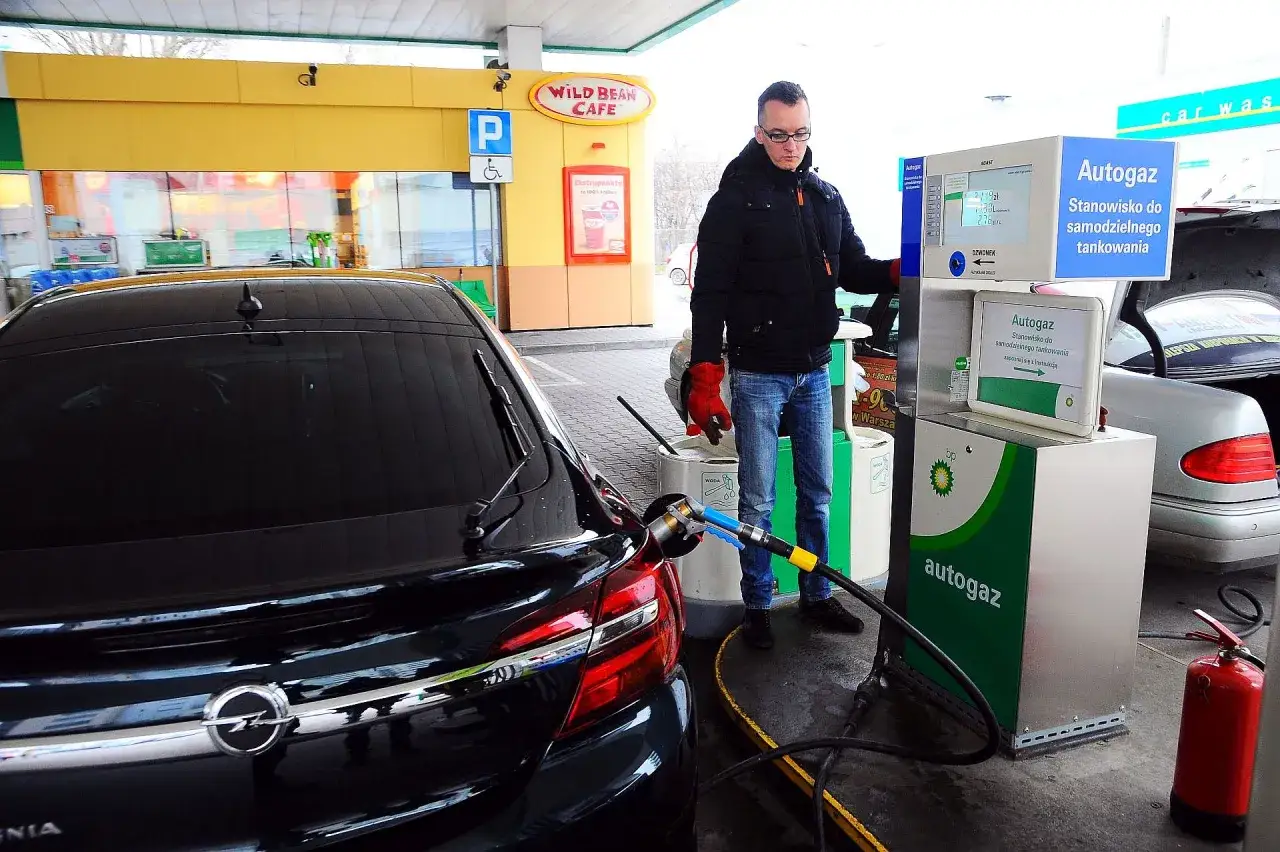 SUV z instalacją LPG na stacji paliw
