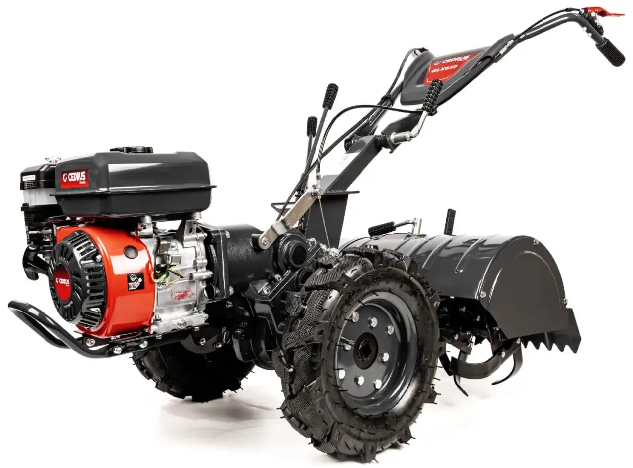 Glebogryzarka spalinowa Cedrus GLX650 z silnikiem i kołami, gotowa do pracy w ogrodzie.