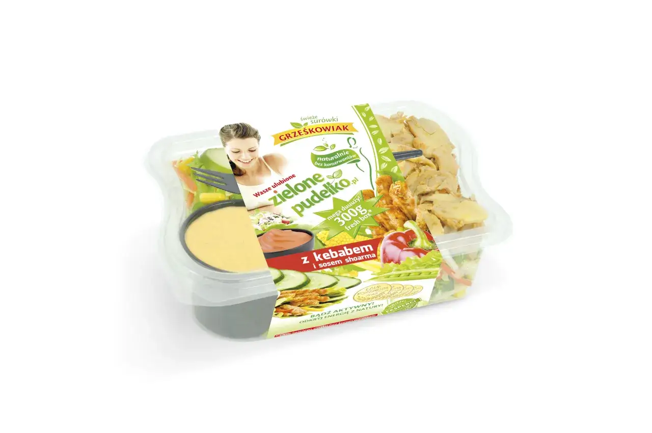 Pudełko z zielonymi dodatkami do kebaba: mięso, warzywa, sosy i kukurydza. Idealne na szybki posiłek.