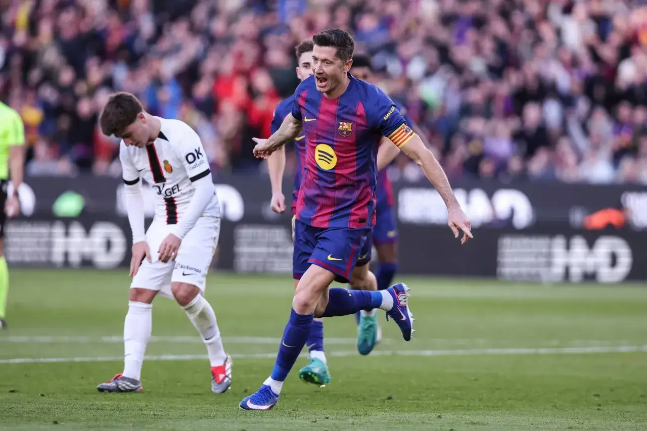 Robert Lewandowski, jeden z najlepszych strzelców Barcelony w historii, świętuje bramkę.